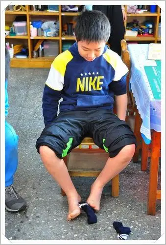 在不使用双手下  把鞋子和袜子脱下来  这个好像难不倒他们