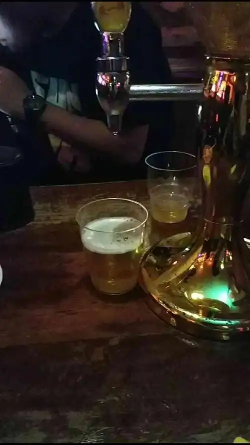 下了车往站牌下面走一点就能看到了,中了霸王餐,一个人喝酒没什么意思