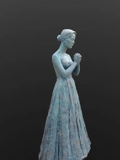 人物雕塑是以古今中外的各种人物为造型的雕塑艺术,指用各种可塑材料