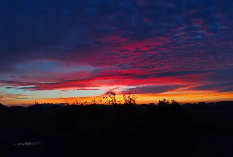 清晨的第一缕霞光