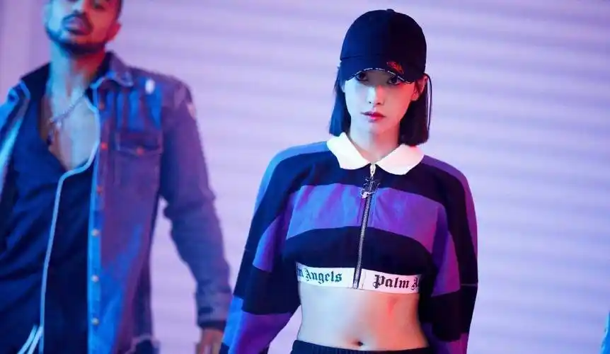 原创宋茜身材好不是吹的穿露脐条纹衣运动裤马甲线让女人都心动