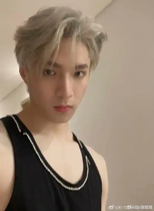 刘耀文绿叶间侧颜照#刘耀文旅游日常花絮照有,是绿叶间帅气男高白t的