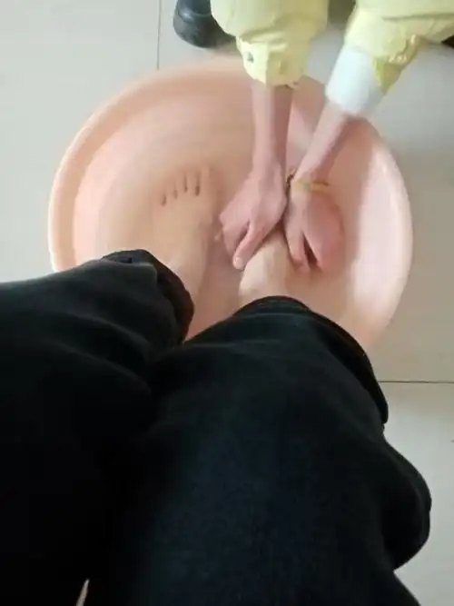 平玉四中感恩教育第一期,给父母,爷爷奶奶洗脚等活动!