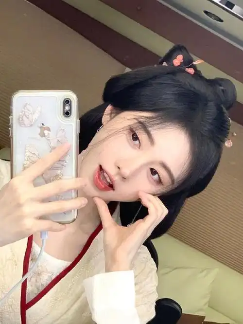 鞠婧祎《花间令》片场花絮照:脸颊比心卖萌好甜美