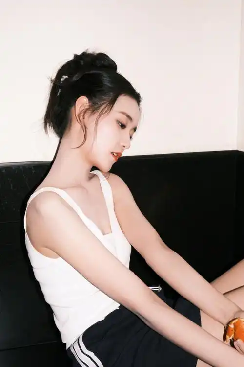 白色吊带搭配短裤好有清爽的夏日女友氛围感!来和蒋依依一起过521吧!