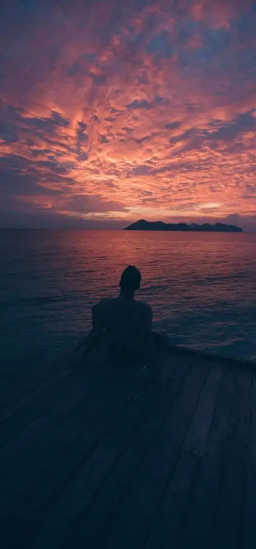 不用说一句话 静静地一个人待着 我想在古楼的角落里看月亮 也想在