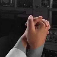 情侣开车十指紧扣图片 车内情侣十指相扣唯美图【点击鼠标右键下载】