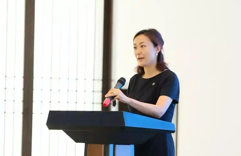 图为国寿健康产业投资有限公司筹备领导小组副组长房海燕主持本次研讨