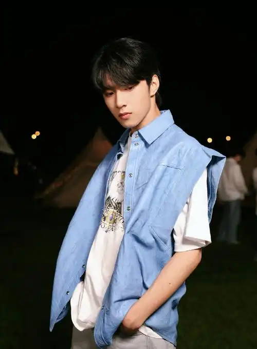 刘耀文相册突然出现的图##刘耀文侧颜四连拍