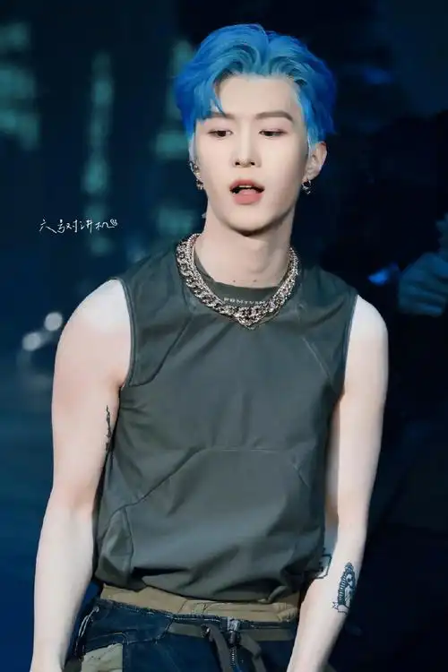 范丞丞渐变蓝发色