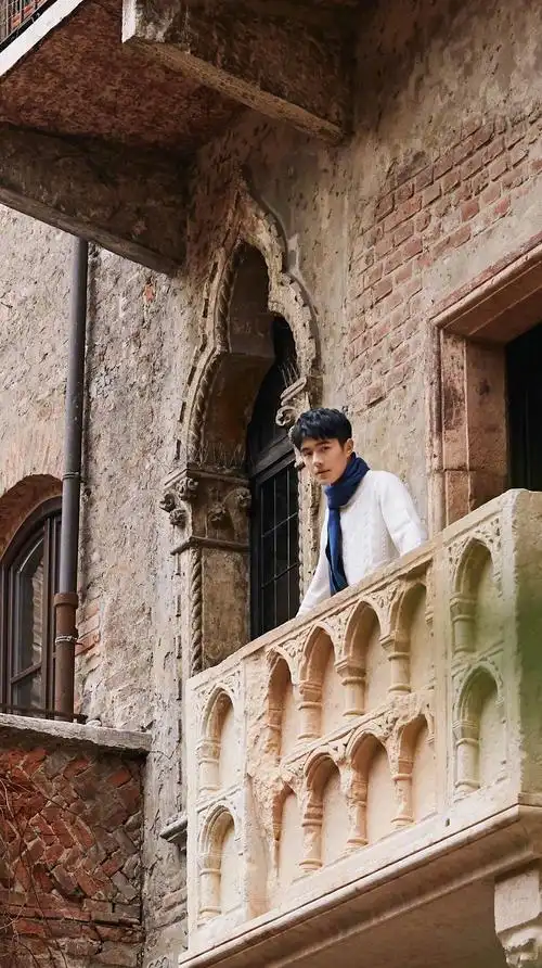 钢铁直男刘昊然意大利游客照帅倒一大波女粉丝