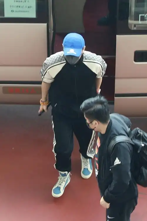 黄子韬穿运动服现身机场清爽帅气呆萌可爱