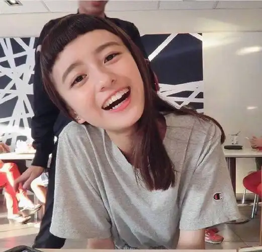 这是今年很流行的圆形刘海发型