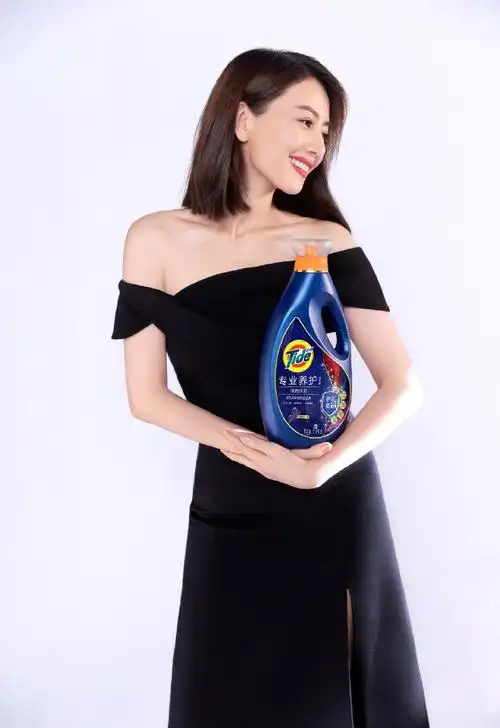 最近高圆圆穿旧衣拍杂志大片,照样穿出新感觉,不愧是女神~你知道