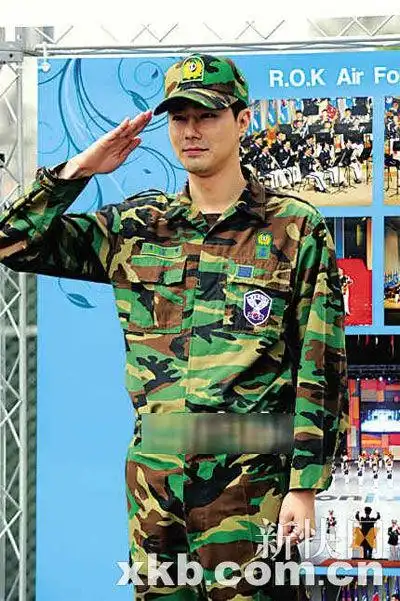 一百多名粉丝前往迎接,身着空军预备役军装的赵寅成走出位于平泽的空