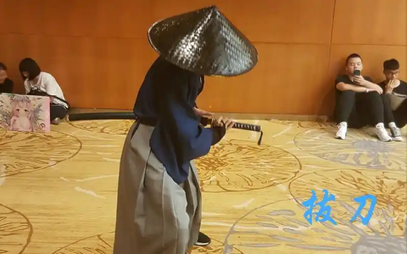 漫展上的斗笠剑客准备仓促即兴表演请谅解