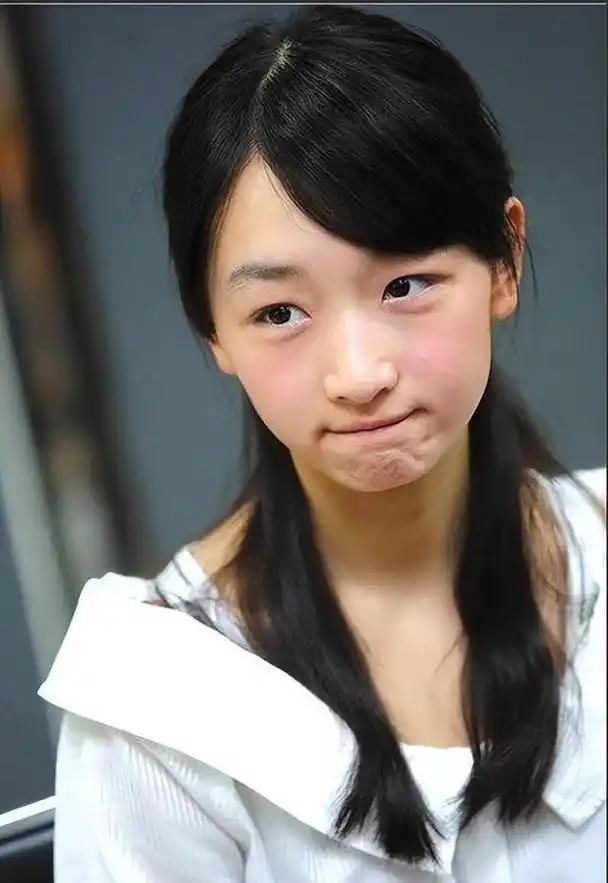 看了周冬雨高中的照片,终于理解为何她被张艺谋相中了,太水灵了