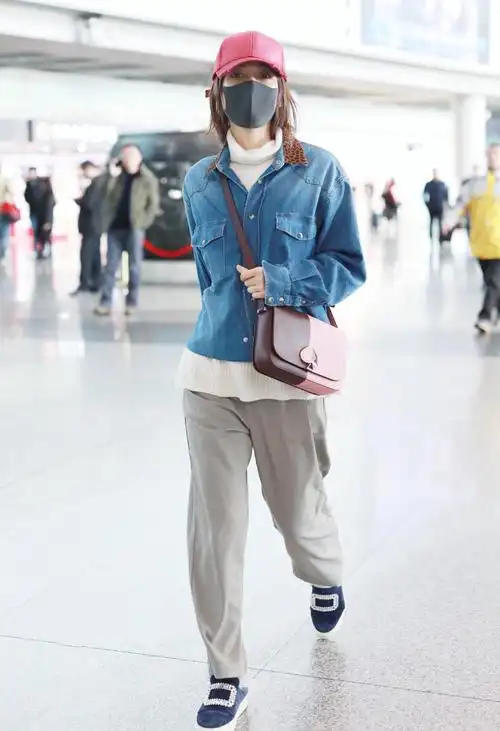 现在在吴昕的街拍中很少会看到厚底鞋的踪迹了,不得不赞这是个大进步.