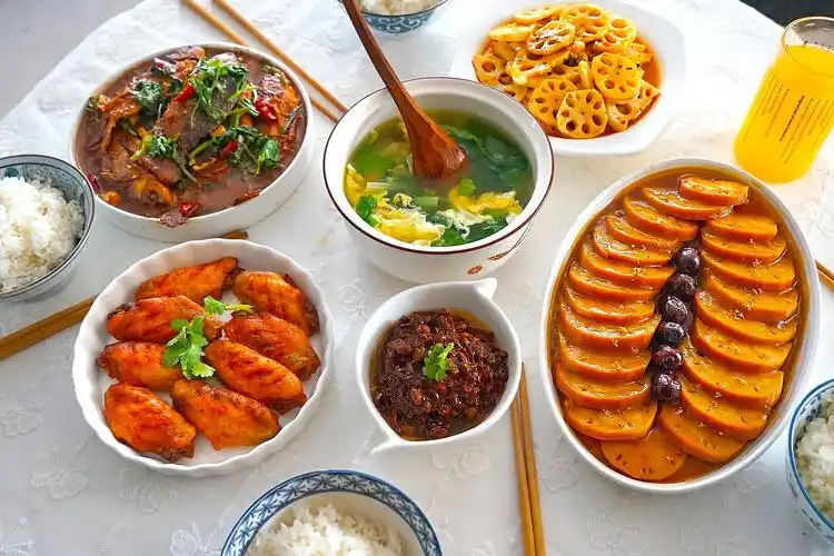 老妈来看外孙女,大包小包带来好多菜,中午做成五菜一汤,吃到嗨