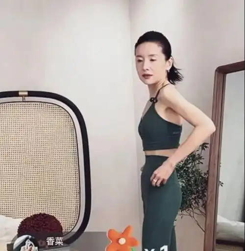 董洁直播穿瑜伽服一看就有坚持运动健身整个人的状态很精神