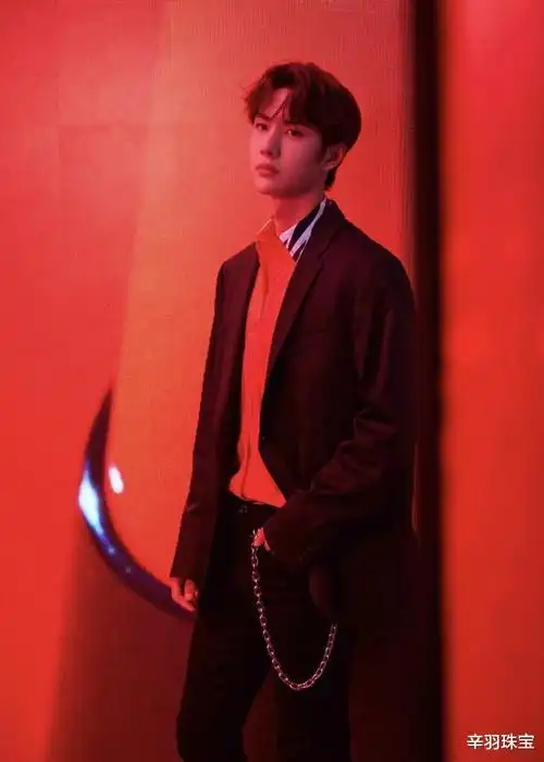 王一博的千变风格红色西装配珍珠耳环酷guy也能变温柔