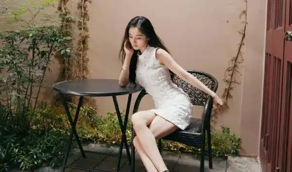 杨幂穿连衣短裙,坐凳子上拍照双腿扭成麻花,尽显腿部曲线_照片_身体