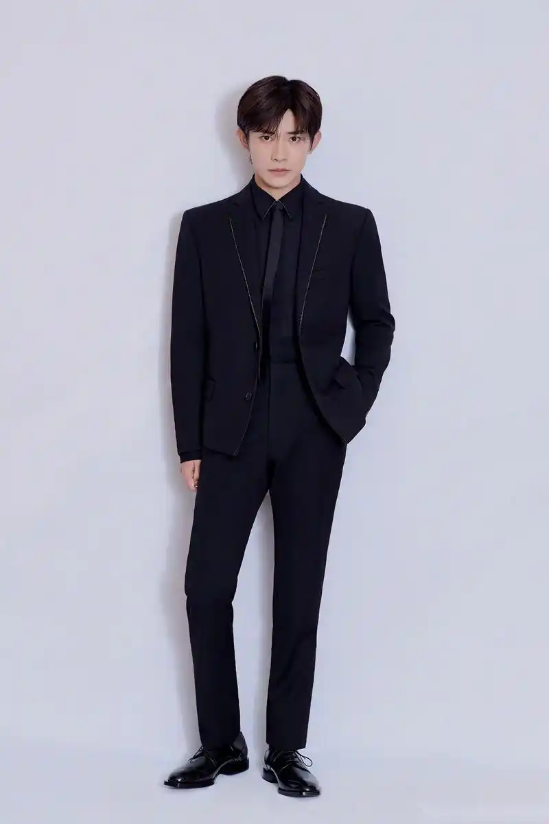 青年演员易烊千玺今晚出席第28届金鸡百花电影节开幕式,与其他青年