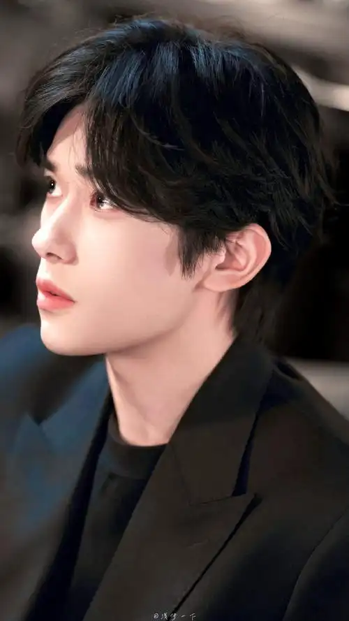 千玺白t棒球帽#易烊千玺上海出发威尼斯,白色t恤搭配棒球帽,清爽帅气