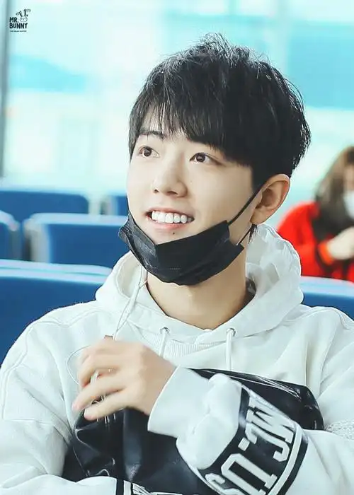 肖战早期稚嫩照片,之前的帅气小哥哥,你还喜欢吗?