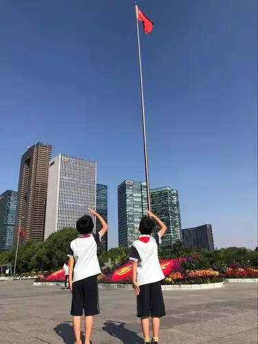 建队节,我们献上"最美队礼"_西兴实验小学
