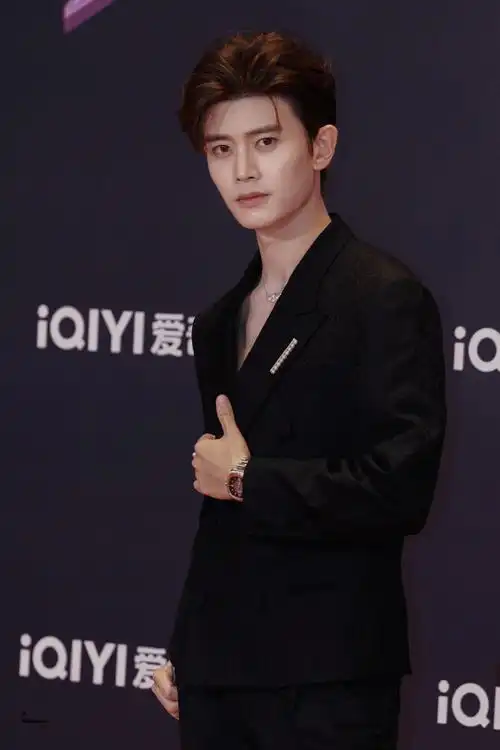 爱奇艺尖叫之夜##任嘉伦爱奇艺尖叫之夜##任嘉伦的深v西装