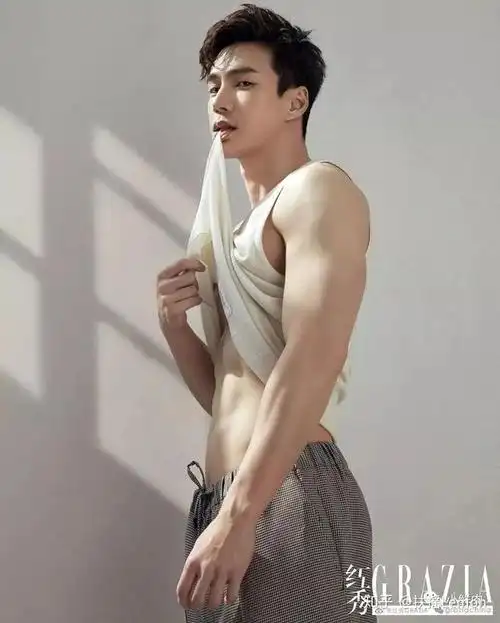 王冠逸新剧牛奶胸肌刷屏,网友们直呼:这也太犯规了吧! - 知乎