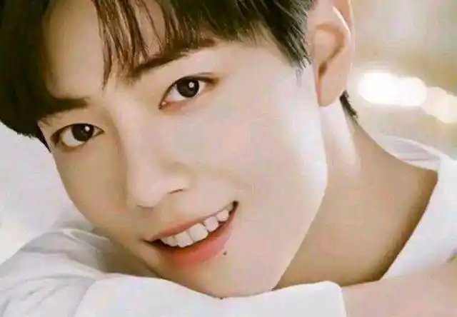 肖战干净又美好,笑起来的时候万千星辰坠落眼底