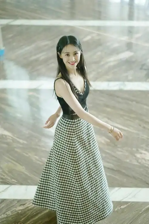郑爽换团队后造型给力,穿吊带格子裙尽显高挑身材,发型清爽明媚