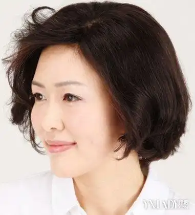 老年短发烫发发型图片 成熟女人超减龄