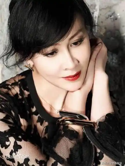 58岁刘嘉玲,饱满性感着实迷人!_身材_挑战_成功