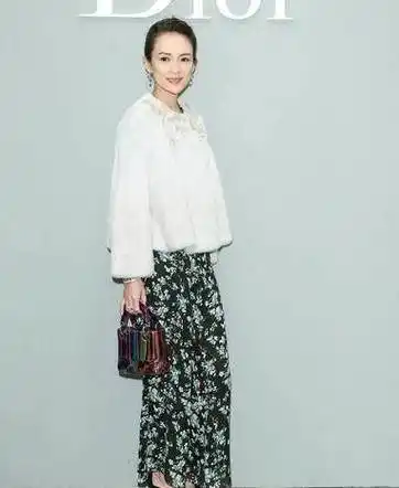 再看看范冰冰的白色长款皮草搭配黑色长裤,裹得这么厚实依然这么美.