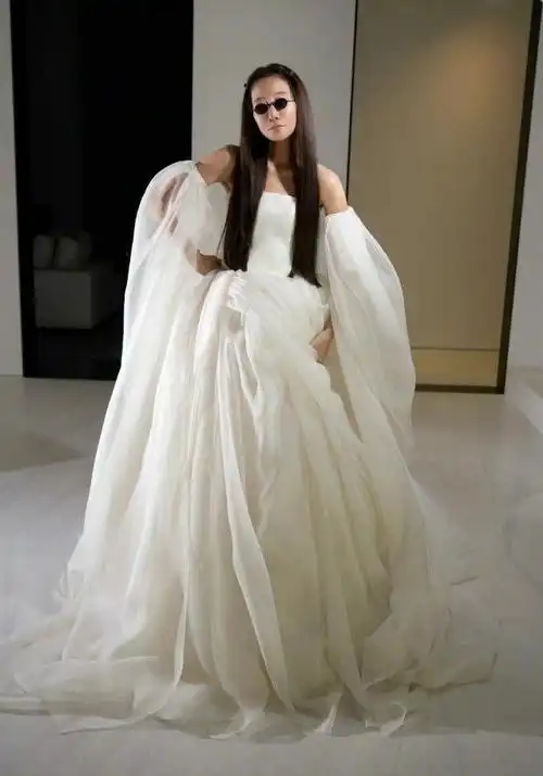 72岁婚纱女王王薇薇穿婚纱拍大片个性十足