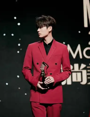 林彦俊真空西装出席活动 驾驭枫叶红演绎绅士魅力