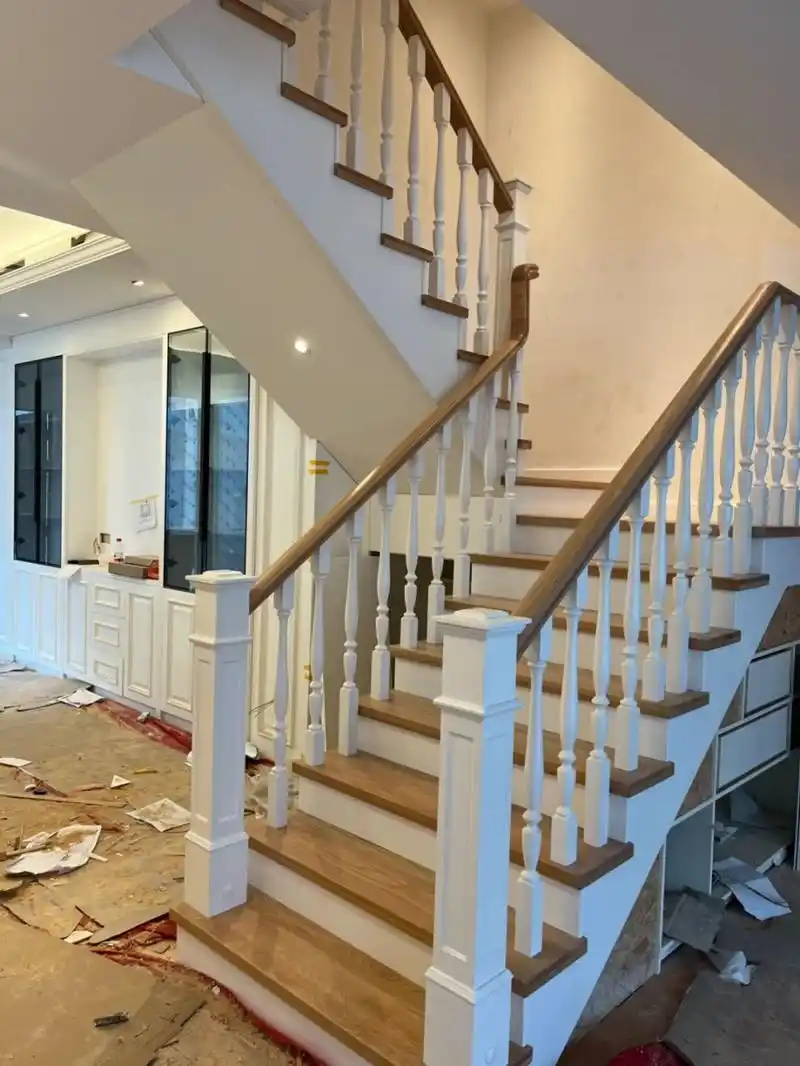 定制美式实木楼梯 原木色踏板 白色立柱 家里是美式风,根据网图定制的