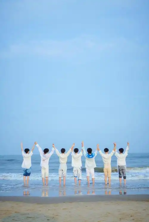 今日,时代少年团官博分享了少年们在海边的背影照.