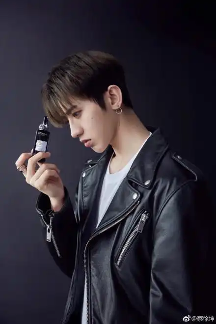 戴耳线引无数人喜欢,蔡徐坤鹿晗都喜欢 网友评价:太辣眼