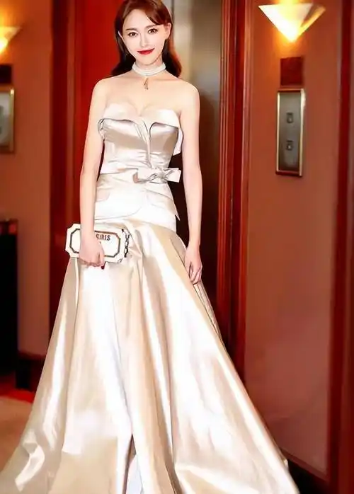 "唐嫣身材"太绝了,穿缎面抹胸裙尽显贵气感,气场强大碾压众人_连衣裙