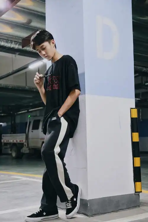 14岁男孩车库写真