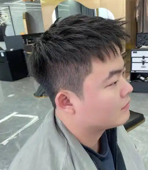 年轻男生还在剪锅盖头?