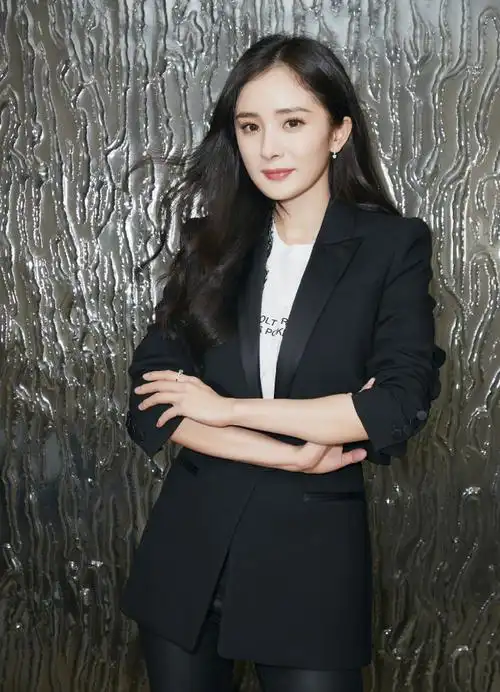 杨幂红皮衣短裙