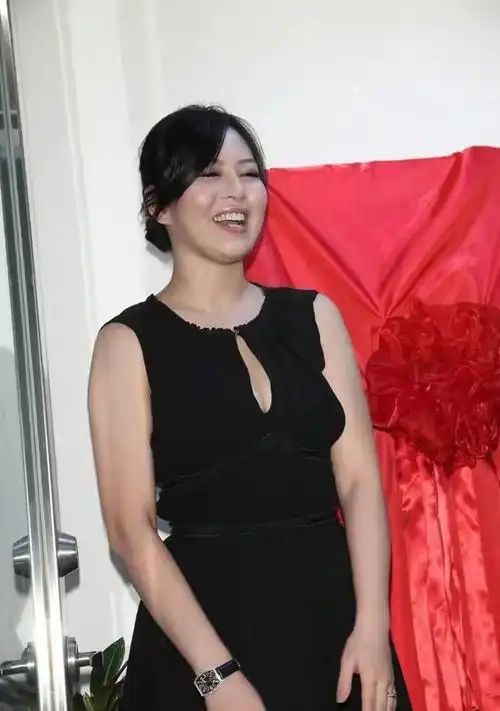 刘品言穿黑色连衣裙,秀出丰腴身材,少了甜美感