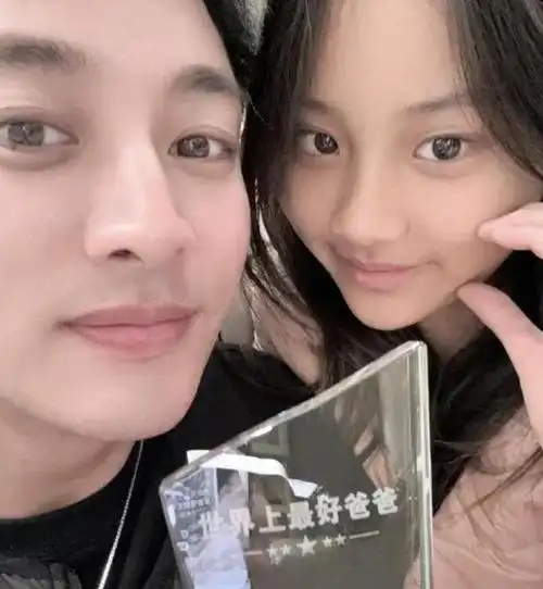 贾乃亮晒与女儿合照庆生被送最好爸爸奖杯心疼女儿甜馨遭网暴