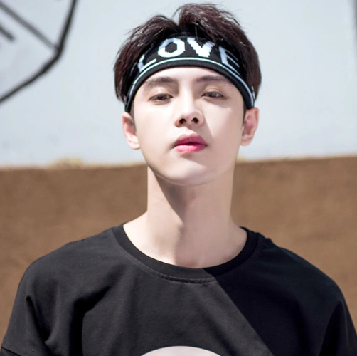 b>男生束发带的几种戴法 男生发带这样带才对 /b>