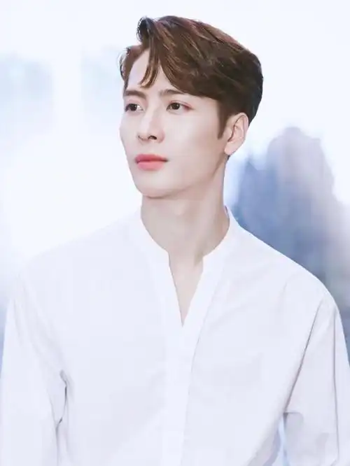 王嘉尔白衬衫造型上线,搭配黑色西裤,谁说他有175cm?